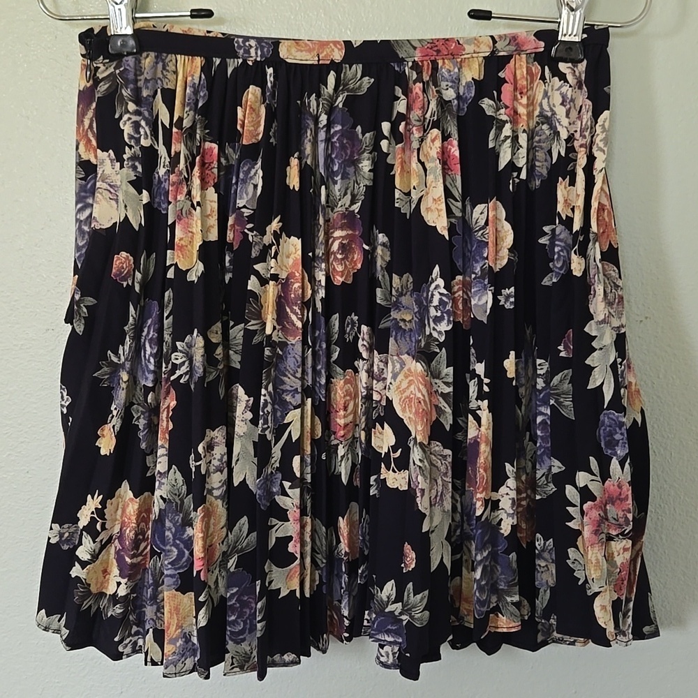 Soprano Navy Floral Pleated Mini Skirt Size Small